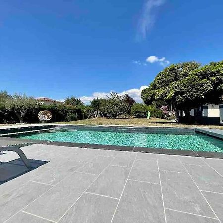 Logements Chaleureux Dans Maison Avec Piscine A 35 Min De Lyon Alix Exterior foto