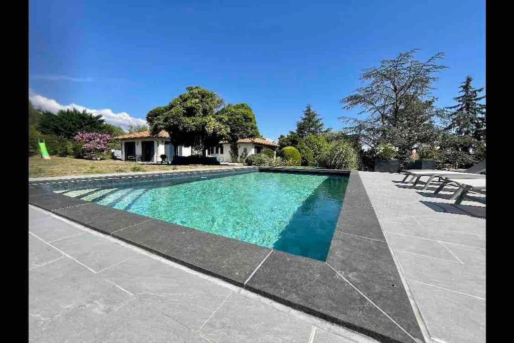 Logements Chaleureux Dans Maison Avec Piscine A 35 Min De Lyon Alix Exterior foto